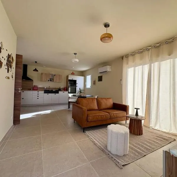 La cahuete Maison neuve, borne électrique, terrain de boules, jardin clos privé, hotel u gradu Dinj le Ben