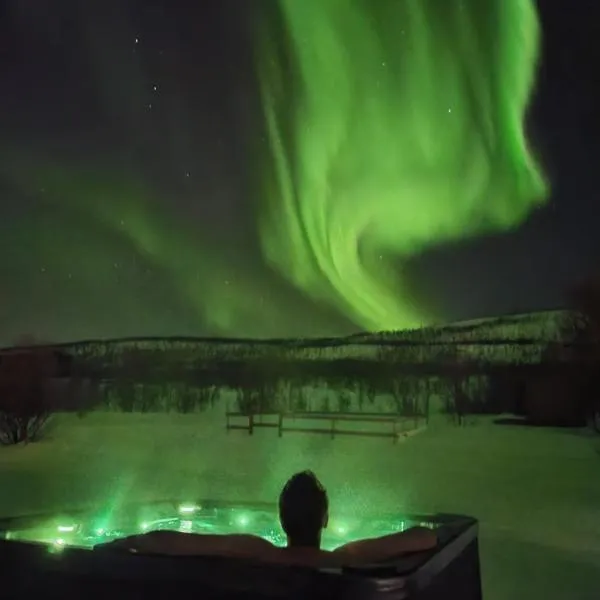 Idyllisk hus med sauna og jacuzzi, Lyngen, Hotel in Nord-Lenangen