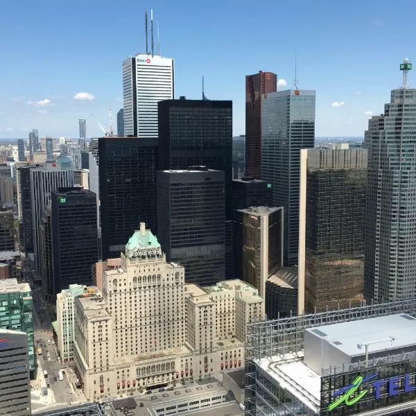 60th Floor Luxury SkySuite 3BD Lake & City Views, Hotel in Toronto
