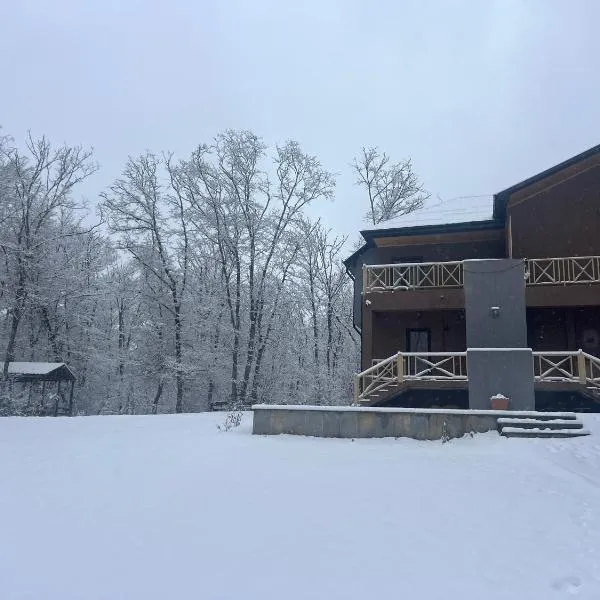 CHALET WOODS GUSAR โรงแรมในกูซาร์