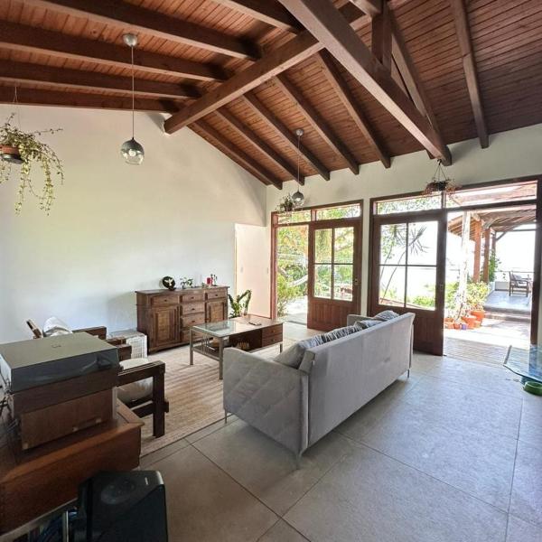 Casa em Frente ao Mar - Tranquila e Espaçosa