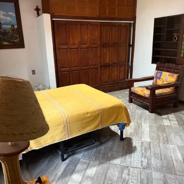 House 3 blocks from downtown, hotel em Tepoztlán