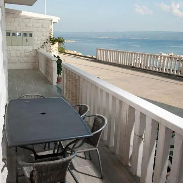 Apartmani Ivo 2, khách sạn ở Podstrana