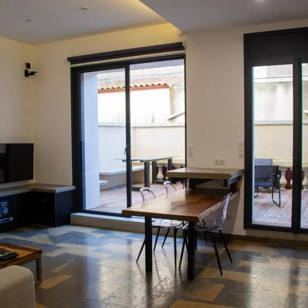 Designer apartment with private terrace Nîmes, hotel in La Celle-sous-Gouzon