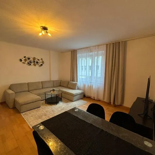 Cozy 2-Bedroom Retreat Near Subway and City Center, Hotel in Wien