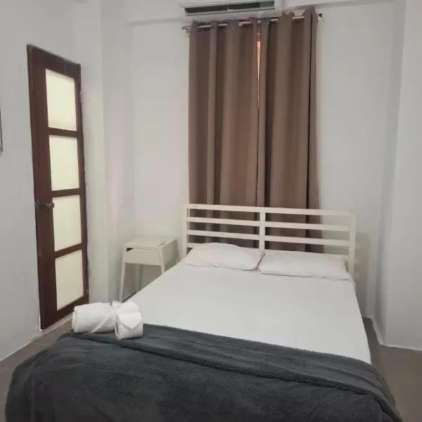 W Yuloren Hostal 1 min del monumento & 5 de Agora Center Mall Santiago，聖地亞哥洛斯卡巴的飯店