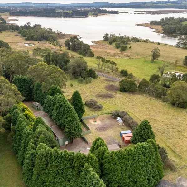 Serene Farmhouse with Lake Views, hotel en Burrawang