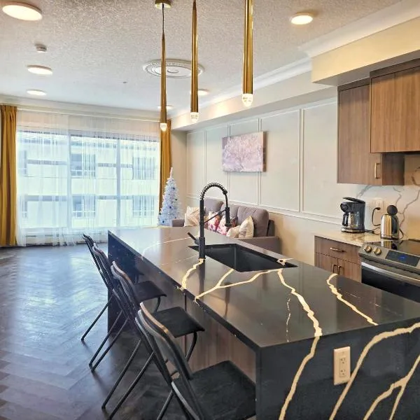 Viesnīca Family Stylish 1BR and Den Condo -Apartment with City View, Downtown, Balcony, Free Parking, In-Suite Laundry! Kalgari