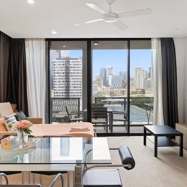 Level 10 Views 2BR with Private Balcony & Parking, Hotel in Brisbane
