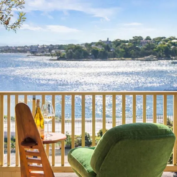 Artistic Ocean-View Apartment & Private Rooftop Terrace near Barangaroo & Circular Quay: Sidney'de bir otel