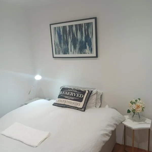 Lovely Timber Lodge Ensuite room in Corby Town centre NN17, hotel in Rockingham