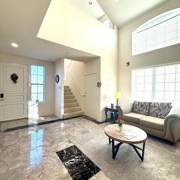 Spacious 3BR 3BA Home ,Sleep 9,3 Car Garage Garden Near DTLA Pasadena Hollywood、アルハンブラのホテル