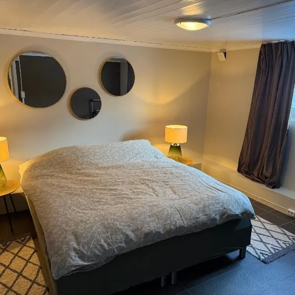 Egen inngang, privat hybel i Porsgrunn sentrum med gratis parkering, hotel a Porsgrunn