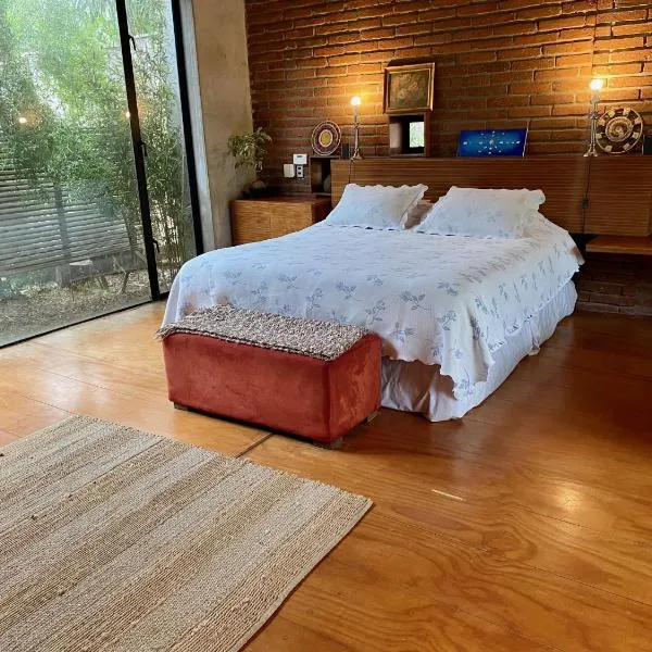 Habitación rodeada de naturaleza, hotel in Valparaíso