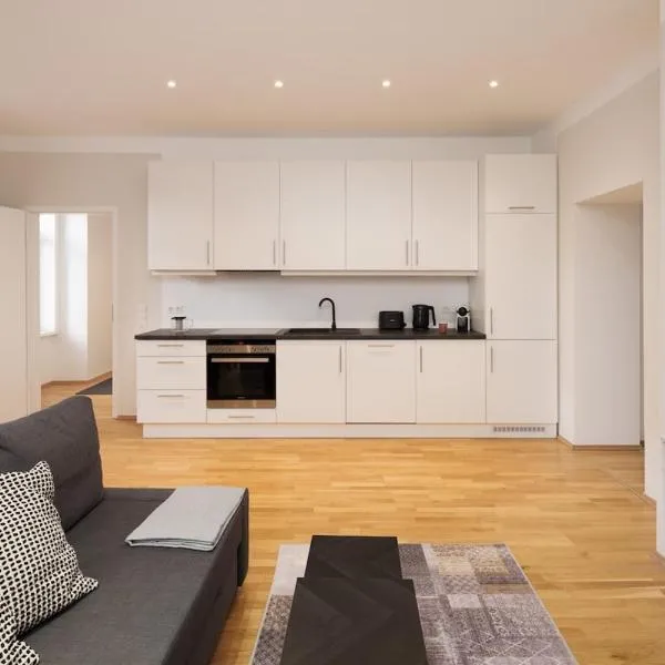 Crown apartments! Chic Black-and-White Home by Naschmarkt, hotel u Beču