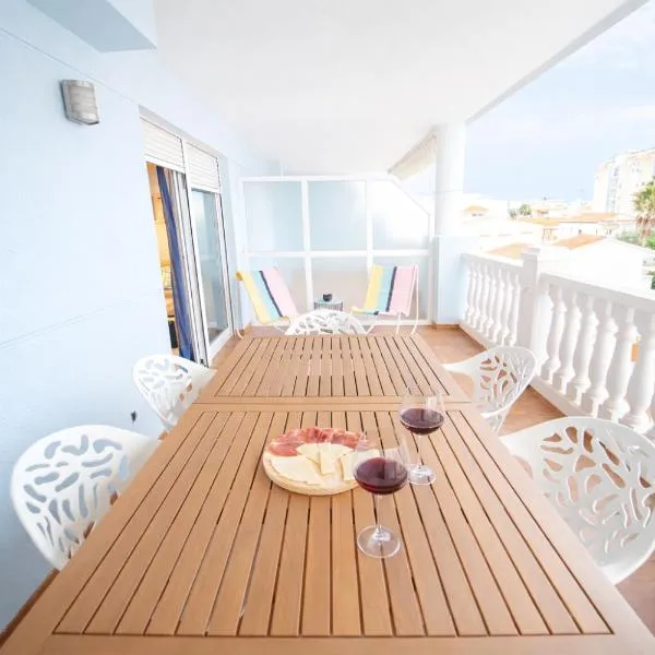 Dúplex tranquilo frente al mar en Xilxes Terraza, parking y WiFi, hotel v destinácii Chilches