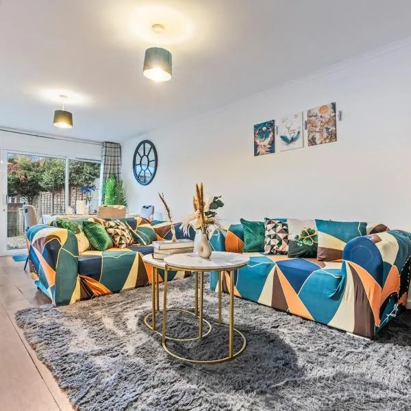 #99 Quirky and Stylish 3-Bedroom - Close to Drayton Manor Theme Park - Sleeps 6 - "Perfect for contractors and Families ", hotel di Tamworth