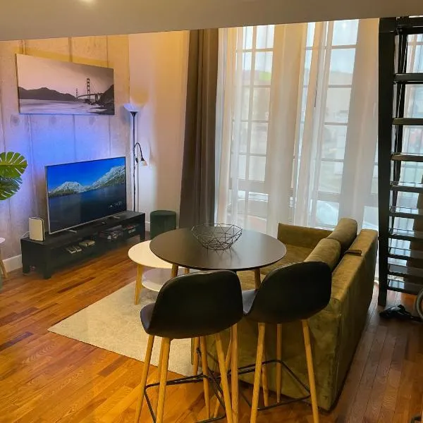 Modern loft in the middle of the city, parking space, TV game, hotel di Tallinn
