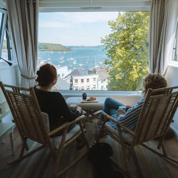 Stunning High Street Townhouse With Sea Views & Parking at 'Tide View Townhouse', hotel a Falmouth