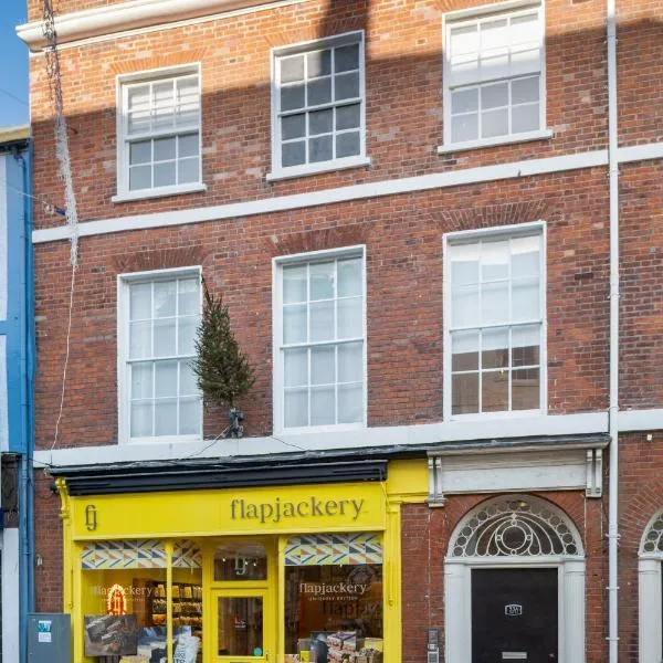 Stylish Retreat in Central Lyme Regis Sleeps 2 plus one, hotel a Lyme Regis