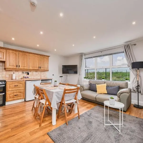 Spacious Bright Apt Walk to Beach - Dunluce Park 4, hotel in Portrush