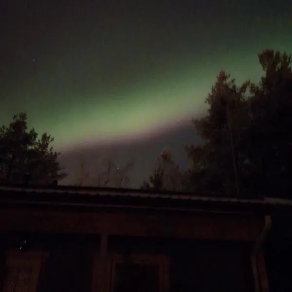 Traditional Finnish Lapland house at wild forest backyard!, hotel v destinaci Kemi
