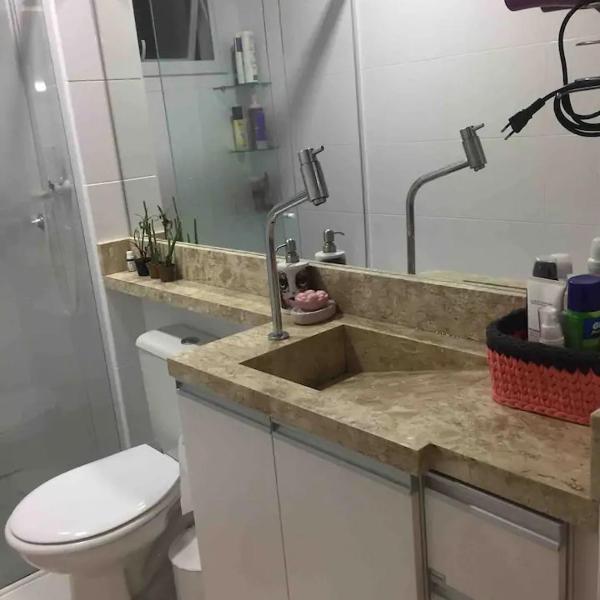 2 quartos, ar condicionado, vaga coberta, condomínio com piscina - Foto 3