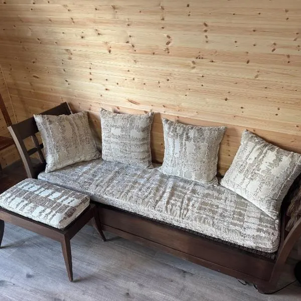 Casa Leandro glamping wooden tiny house, хотел в Лачи