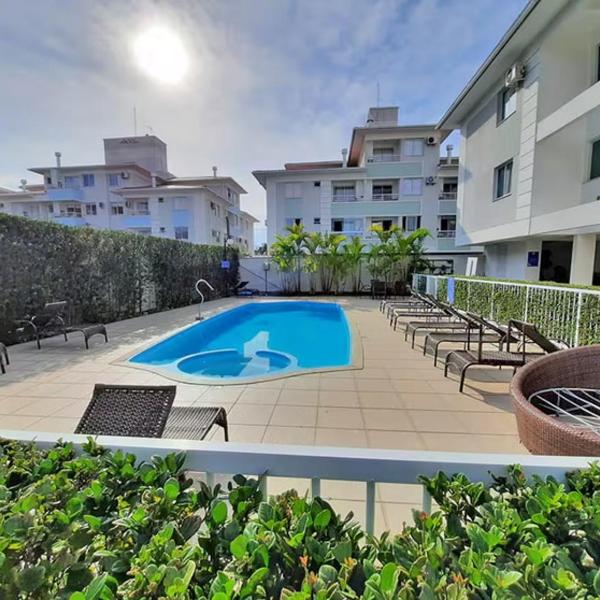 Um quarto, com ar, vaga coberta, piscina no condomínio
