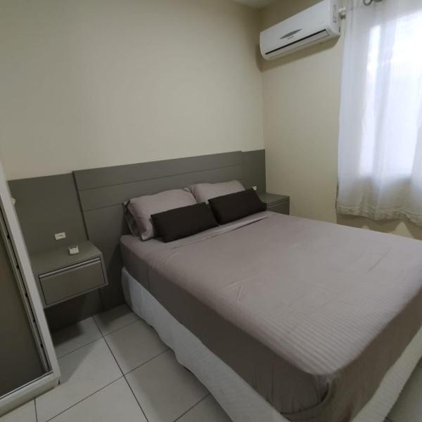 Um quarto, com ar, vaga coberta, piscina no condomínio - Foto 2