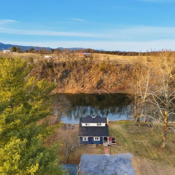 Riverfront Fire Pit Hot Tub Fishing Kayaks PacMan, Hotel in Hopkins Spring