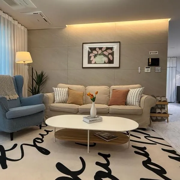 Newly opened - AurYeon - 7min walk from Yeonsinnae station line3, 6, GTX-A, neat&cozy,free parking, Wifi, Netflix, hotel i Seoul