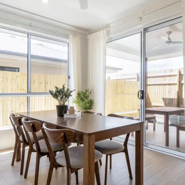 Modern 4-Bedroom Home in Pallara - Free Parking Close to Brisbane, хотел в Doolandella