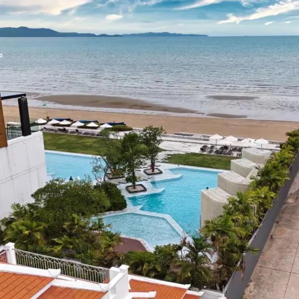 two-bedroom Beachfront at Veranda 26 by snap hosting, Hotel in Na Jomtien