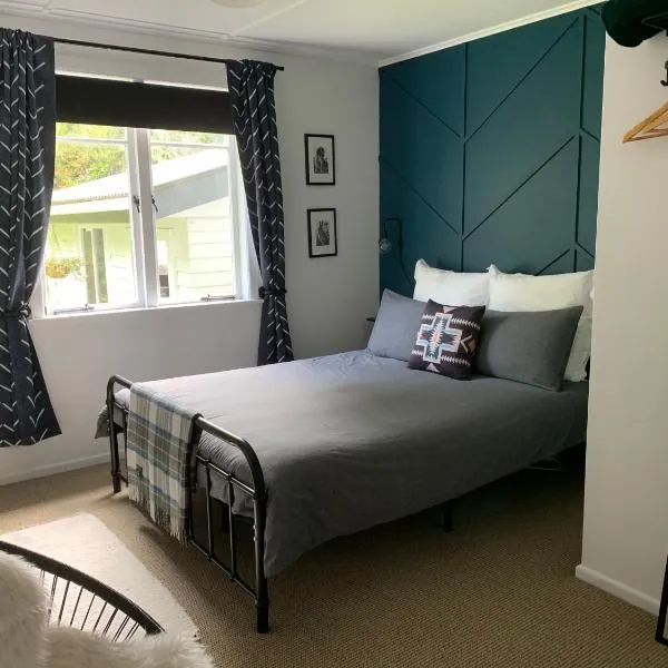 Koowai - The song of nature - double ensuite room set within extensive gardens，Owhango的飯店