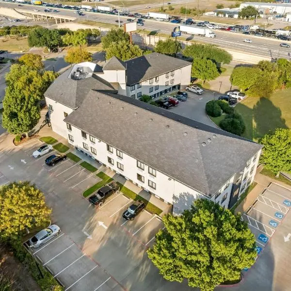 Days Inn & Suites by Wyndham DeSoto, מלון בדסוטו