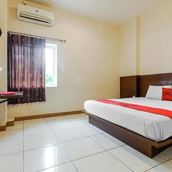 RedDoorz Plus at Karebosi Area 2 Makassar, hotel in Makassar