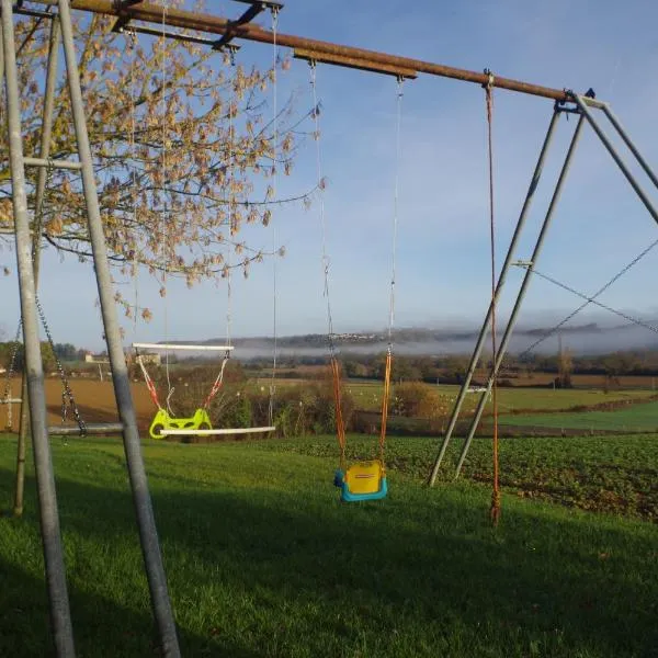 CHEZ MITCH EN CAMPING CAR et grand espace extérieur, hotel a Caillavet