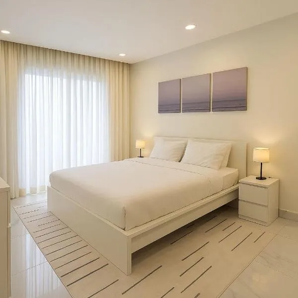 Private 1BHK Top-Floor Apartment at Ghubrah Beach, hotel u Muskatu