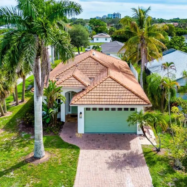 Neapolitan Vacation Rentals - Pet Friendly, Newly Updated Luxury Home with Private Pool! Complete Privacy and Only a 10 Minute Walk to Vanderbilt Beach Close to Mercato and the Best of Naples – hotel w mieście Naples