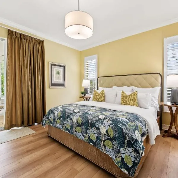 Neapolitan Vacation Rentals - Pet Friendly, Newly Updated Luxury Home with Private Pool! Complete Privacy and Only a 10 Minute Walk to Vanderbilt Beach Close to Mercato and the Best of Naples, hótel í Naples
