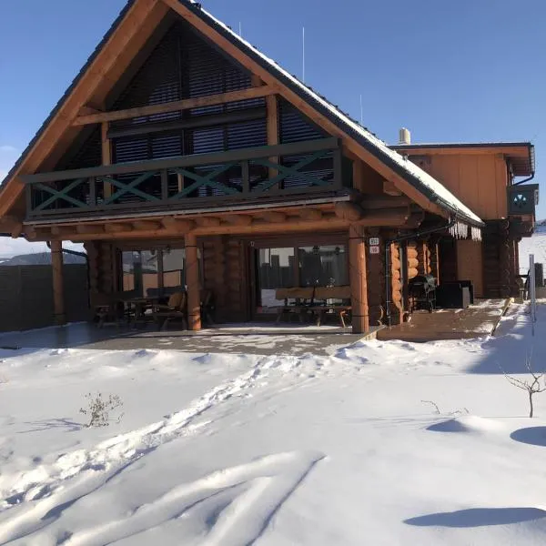 Zrub Kriváň Drevená chata s výhľadom na Tatry، فندق في Závažná Poruba