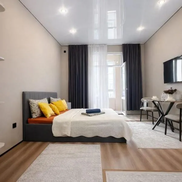 Современный апартамент Tandau в центре, hotel in Almaty