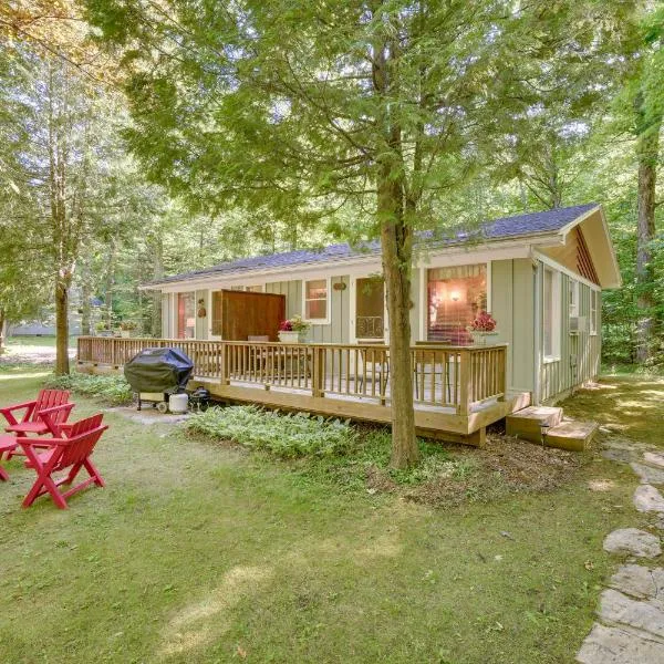 Pine Cottage Duplex with Deck Walk to State Park!, hotelli kohteessa Ephraim