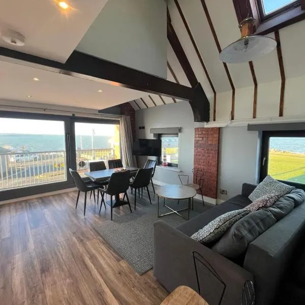 The Lifeboat & Seaview Terrace, hotel sa Skerries