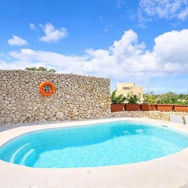 Peaceful Home with Private Pool and Rooftop Jacuzzi, hotelli kohteessa Xagħra