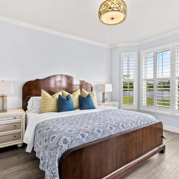 Bologna - renovated first floor 2BR condo in GreenLinks! Lake and golf views, resort pool, jacuzzi, gym and tennis access! Near Naples beaches, dining, shopping and Marco Island area, perfect for guests who value convenience, comfort and nature!, hotel en Naples