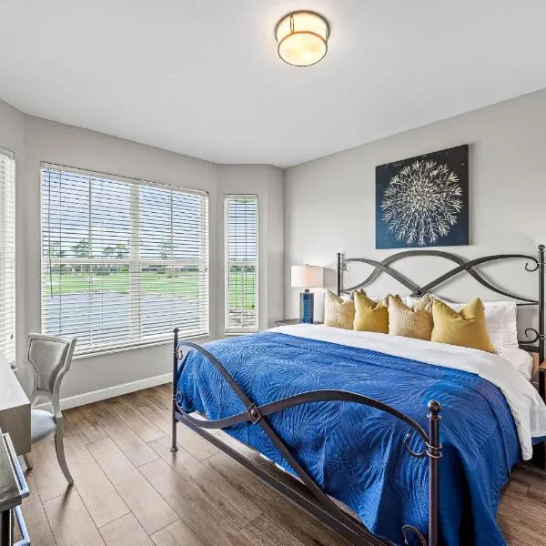 Solterra - newly remodeled luxury 3BR condo with lake and golf views, access to resort pool, hot tub, and golf courses at Lely Resort! Close to Naples beaches, 5th Avenue S, and Marco Island! Ideal for families or groups, perfect for a summer vacation!, מלון בLely Resort