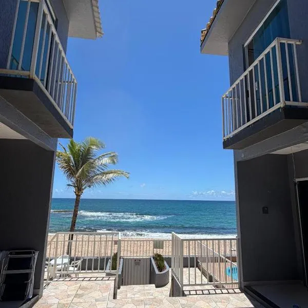 Village em Arembepe - Brisas de Arembepe Pé na Areia e Pertinho da Praça、アレンベペのホテル