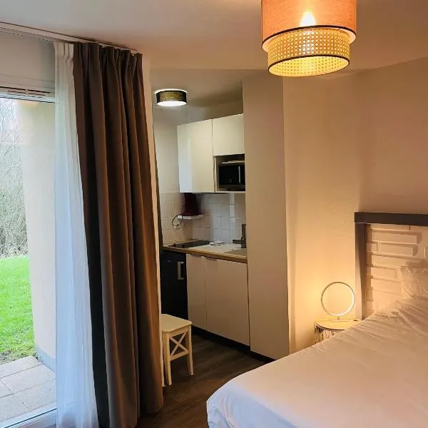 Appartement standing avec terrasse près de Honfleur parking et piscine, Hotel in Équemauville